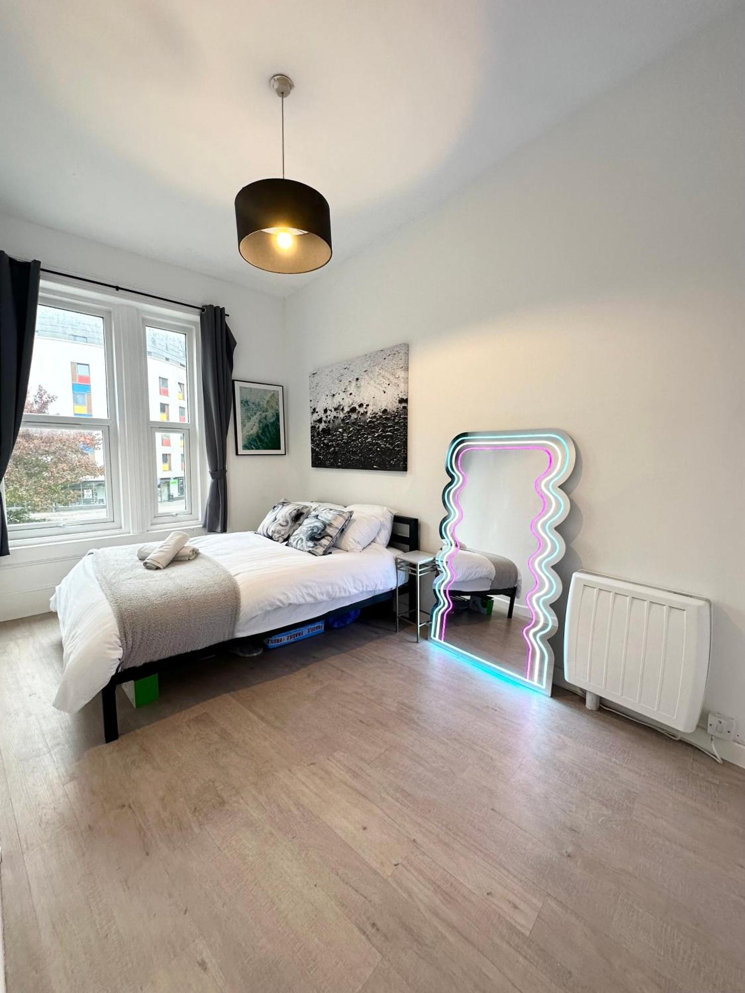 The City Surfer Apartment - By Coastline Retreats - Parking Included - Sleeps 5 - City Centre Bournemouth Exterior foto